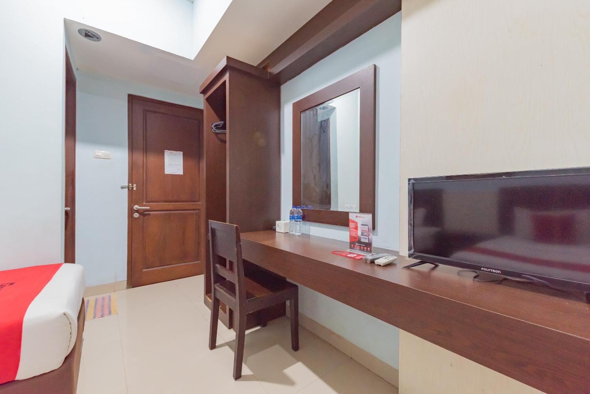 RedDoorz near Pasar Pagi Cirebon Hotel Exterior foto