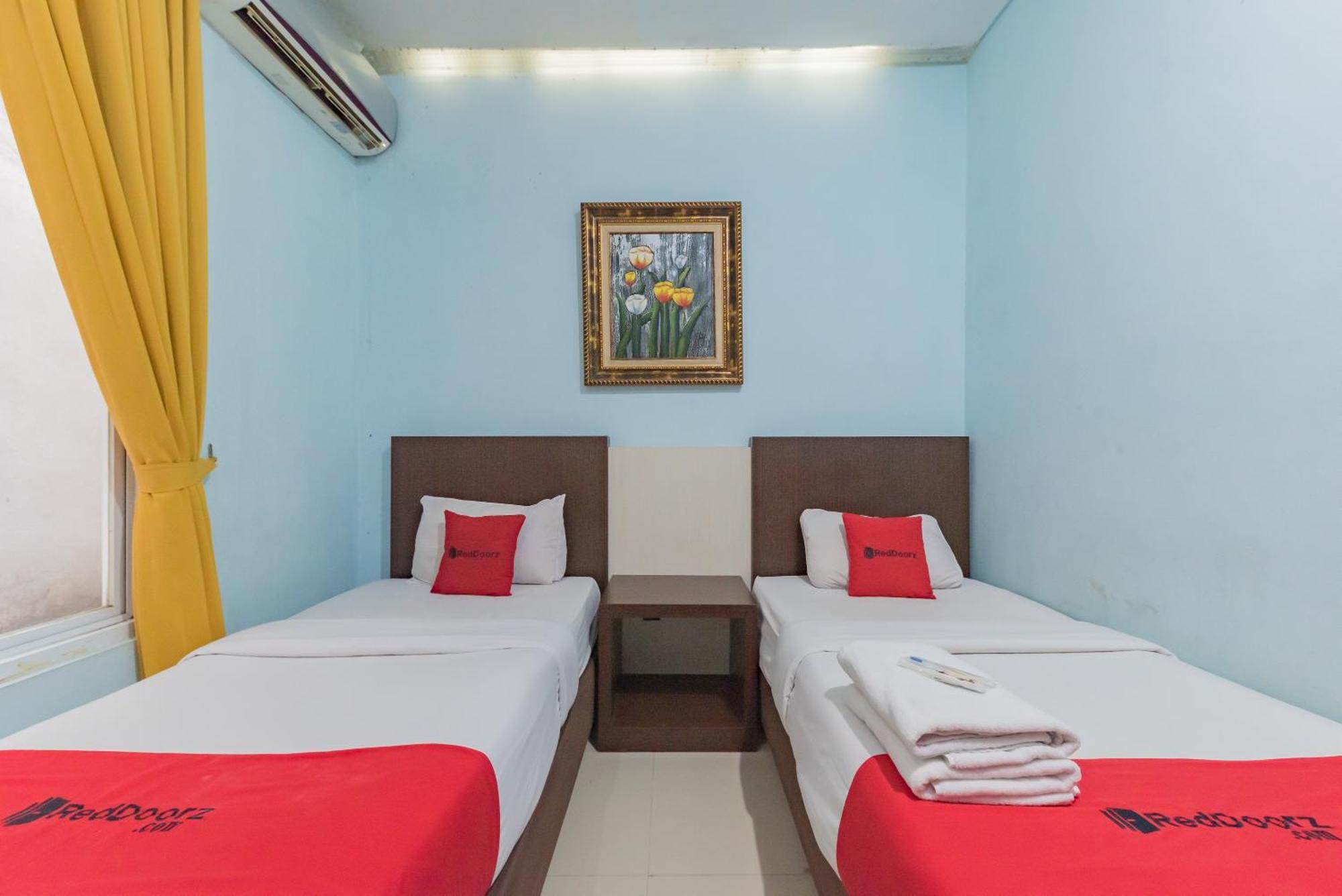 RedDoorz near Pasar Pagi Cirebon Hotel Exterior foto