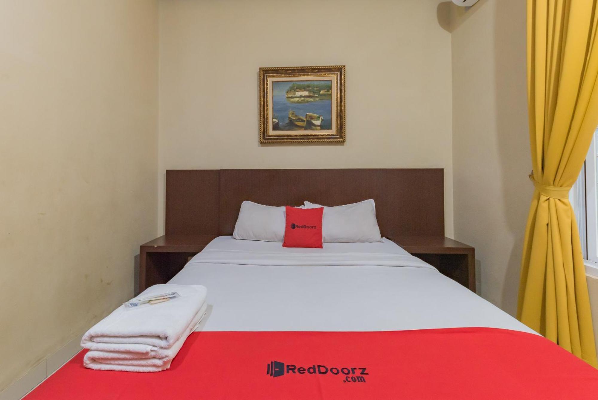 RedDoorz near Pasar Pagi Cirebon Hotel Exterior foto