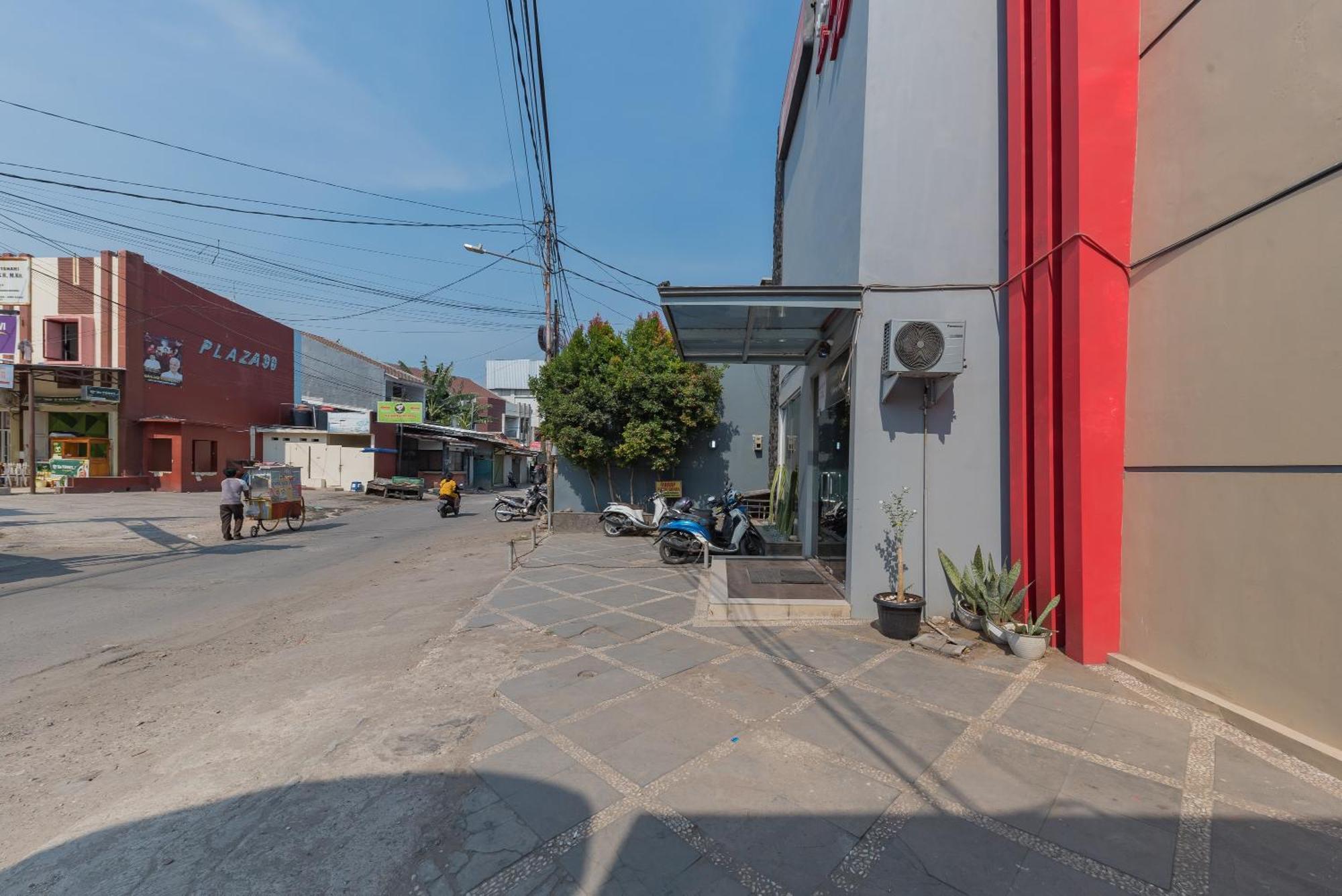 RedDoorz near Pasar Pagi Cirebon Hotel Exterior foto