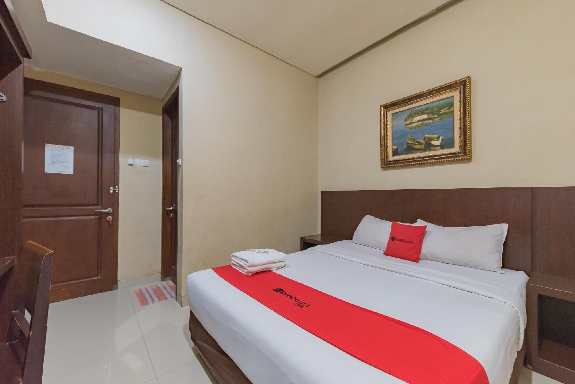 RedDoorz near Pasar Pagi Cirebon Hotel Exterior foto