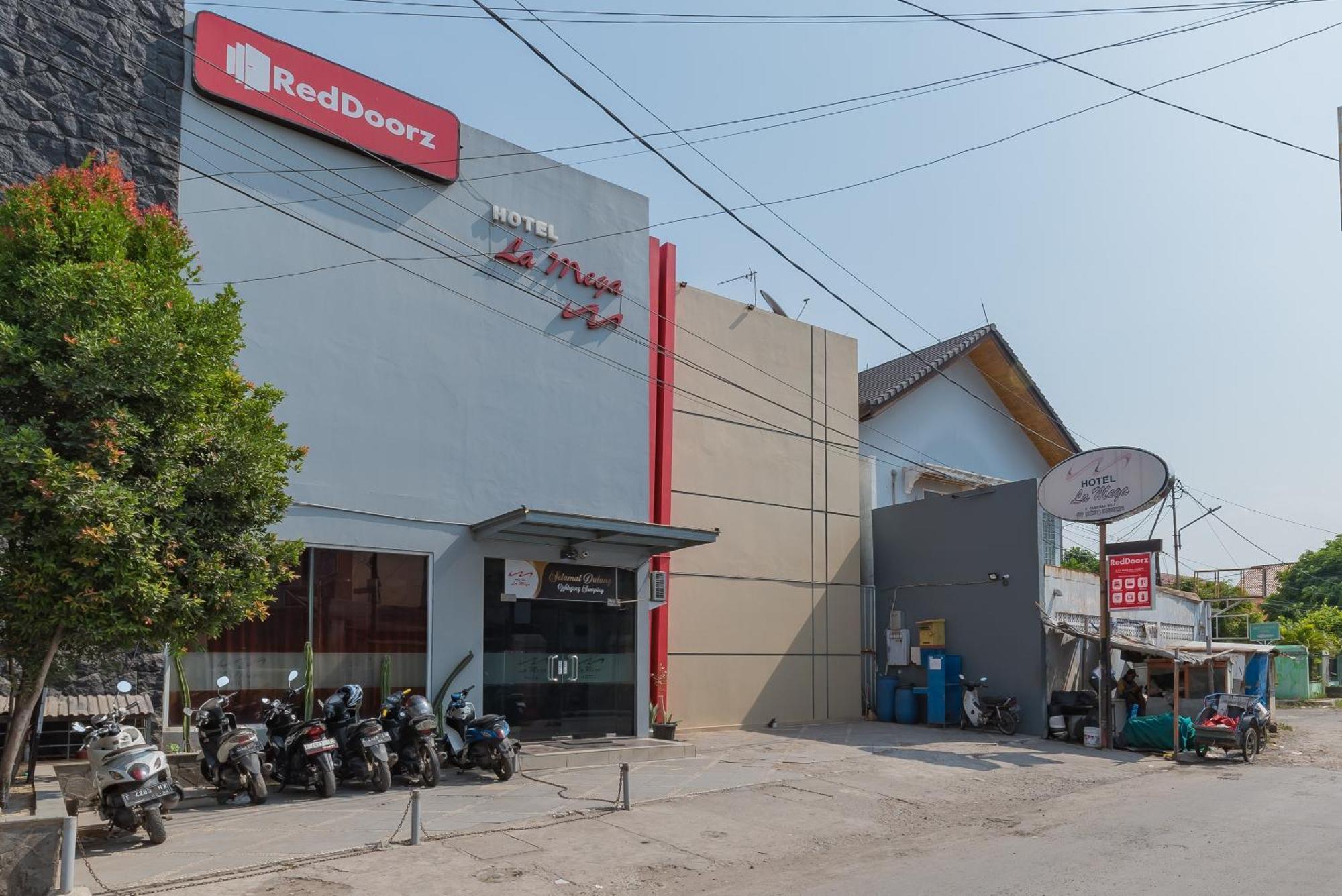 RedDoorz near Pasar Pagi Cirebon Hotel Exterior foto