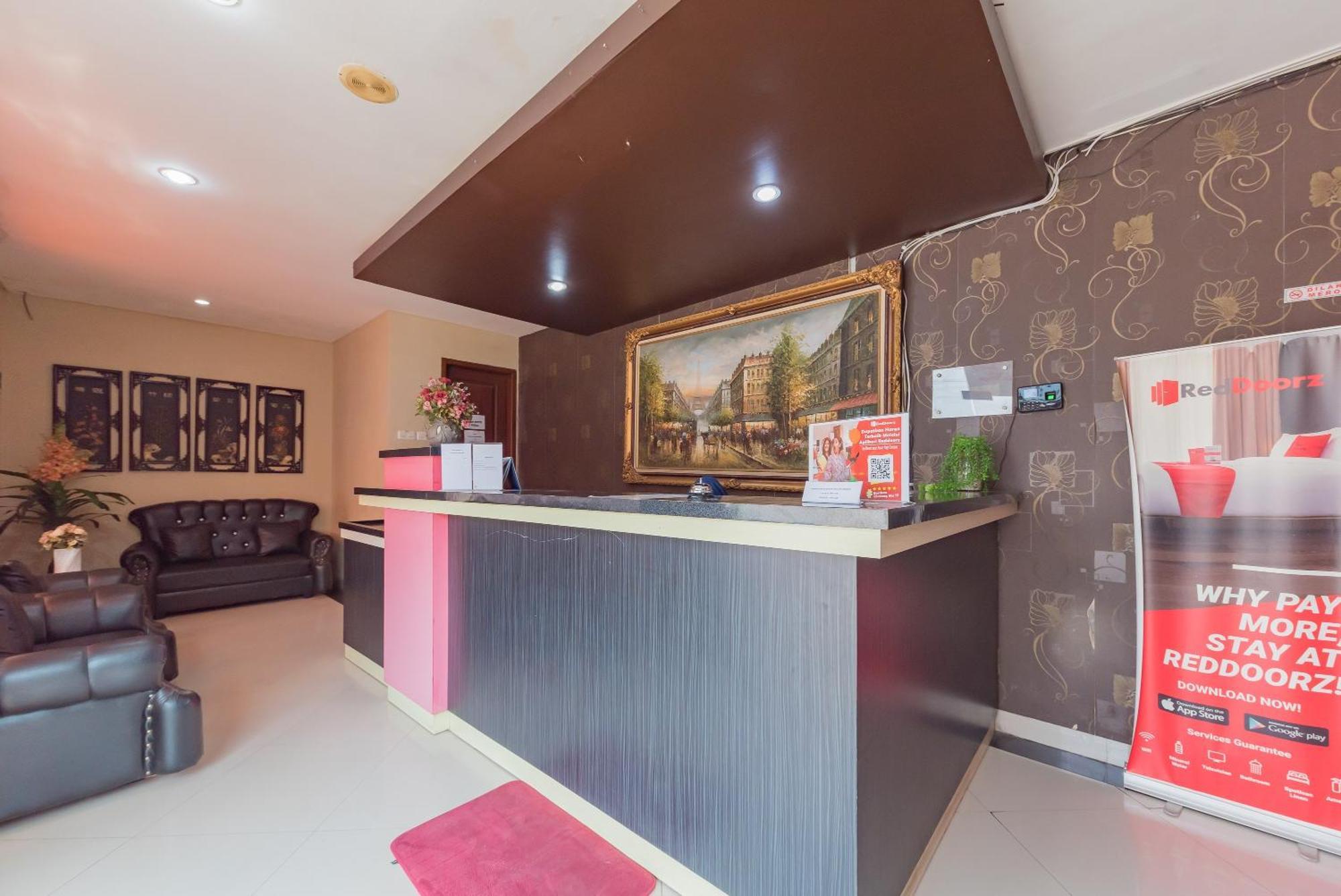 RedDoorz near Pasar Pagi Cirebon Hotel Exterior foto