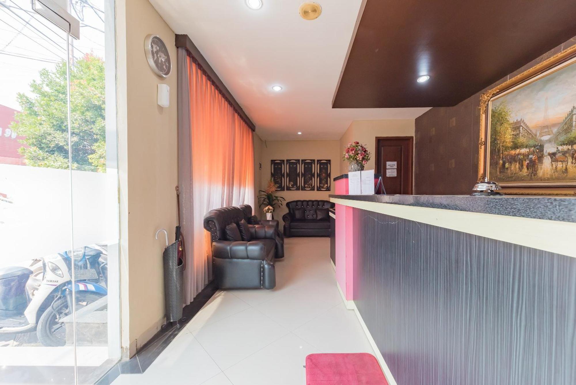 RedDoorz near Pasar Pagi Cirebon Hotel Exterior foto
