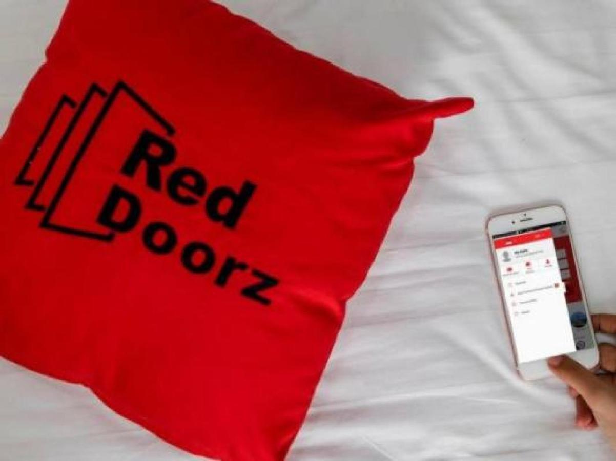 RedDoorz near Pasar Pagi Cirebon Hotel Exterior foto